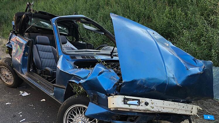 Unfall auf der A73: Im Kreis Lichtenfels hat sich ein Cabrio überschlagen. Zwei Personen wurden schwer verletzt.  Ein Rettungshubschrauber ist im Einsatz. Foto: NEWS5/Merzbach