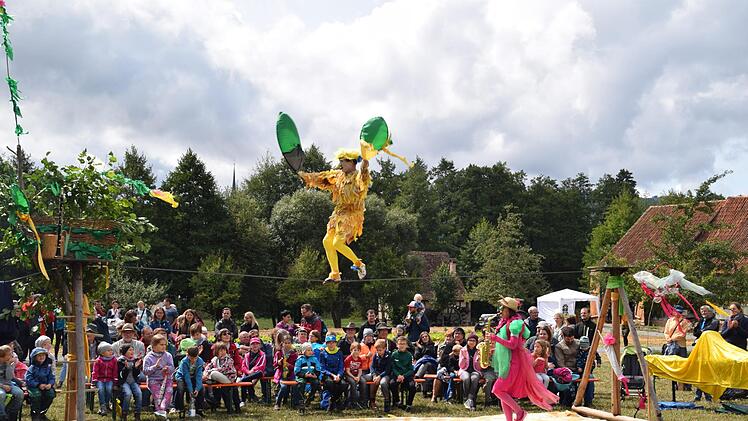 Die Akrobaten des Seiltanz-Theaters "Luftgaukler" gastierten zum ersten Mal im Fränkischen Freilandmuseum.  Foto: Franziska Sauer