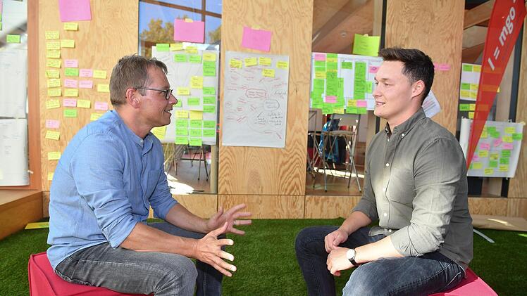 Markus Potzel (links) von der Mediengruppe Oberfranken und Marcus Domes von der Agentur Bytabo sind zwei der Experten, die bei den "Futuredays" sprechen werden. Hier tauschen sie sich  im Ideengärtla der Mediengruppe  aus, einem der Veranstaltungsorte.  Ronald Rinklef
