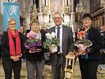 Stella Brückner (links) ehrt stellvertretend für die Musiker die drei noch aktiven Gründungsmitglieder zum 40-jährigen Vereinsjubiläum: Kornelia Marko, Michael Kredel und Eleonore Kredel (v. l.). Foto: Heike Öfele