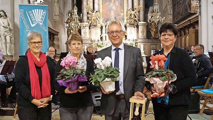 Stella Brückner (links) ehrt stellvertretend für die Musiker die drei noch aktiven Gründungsmitglieder zum 40-jährigen Vereinsjubiläum: Kornelia Marko, Michael Kredel und Eleonore Kredel (v. l.). Foto: Heike Öfele