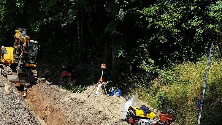 Die Gemeinde Wildflecken ist schon mal in Vorleistung gegangen: Unter dem Radweg wurde eine 2,7 Kilometer lange Druckleitung mit 30 Zentimeter Innendurchmesser nach Oberbach verlegt. 40 Schächte sind für die Wartung eingebaut, an 530 Stellen haben die Arbeiter der Premicher Firma Zehe die Leitung verschweißt. Foto: Torsten Arnold