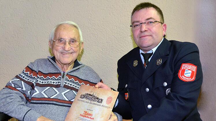 Für 75 Jahre bei der Feuerwehr in Premich wurde Alois Antlitz durch den  Vorsitzenden Thorsten Zehe geehrt. Ludwig Krebs, der für stolze 80 Jahre Mitgliedschaft geehrt werden sollte, ließ sich auf Grund seines hohen Alters entschuldigen. Foto: Peter Rauch