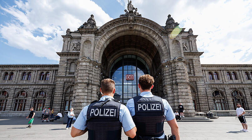N&uuml;rnberg: Duo bietet Passanten Drogen an - und verpr&uuml;gelt sie dann