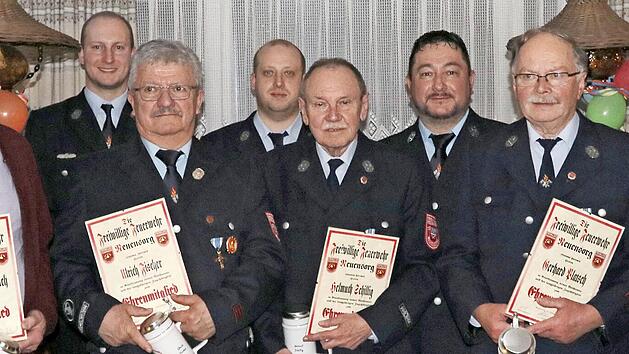 Die Feuerwehr Neuensorg hat vier neue Ehrenmitglieder und es gab eine staatliche Auszeichnung. Von links: B&uuml;rgermeister Markus M&ouml;nch, Karl-Heinz Friedrich, Vorsitzender Leon G&uuml;ntner, Ulrich Fischer, stellvertretender Kommandant Sebastian Engel, He...