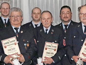 Die Feuerwehr Neuensorg hat vier neue Ehrenmitglieder und es gab eine staatliche Auszeichnung. Von links: Bürgermeister Markus Mönch, Karl-Heinz Friedrich, Vorsitzender Leon Güntner, Ulrich Fischer, stellvertretender Kommandant Sebastian Engel, He...