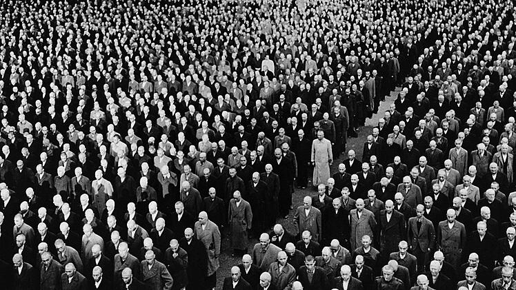 30.000 M&auml;nner wurden w&auml;hrend der Novemberpogrome verhaftet und in KZs wie Buchenwald deportiert.