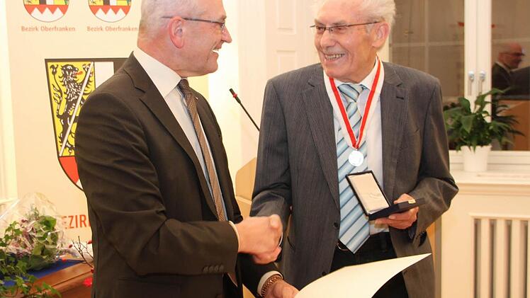 "Sie sind in jeder Hinsicht ein Vorbild": Bezirkstagspräsident Günther Denzler zeichnet Horst Zahr mit der Ehrenmedaille des Bezirks in Silber aus.