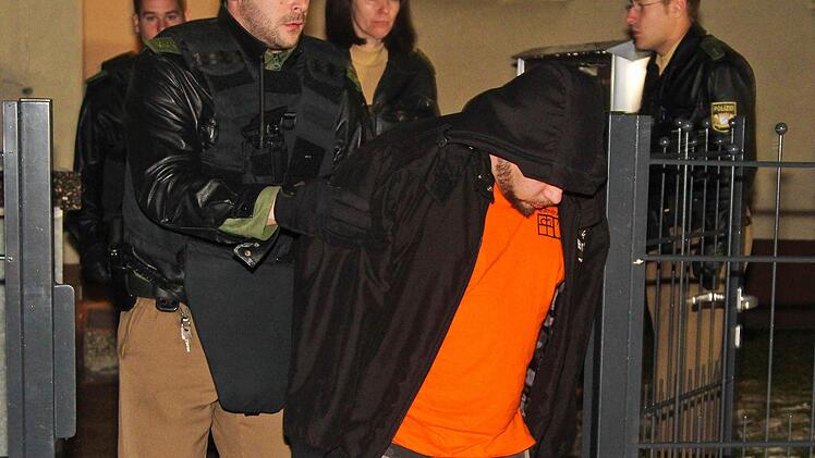 Polizisten fuehren den Taeter vom Einsatzort ab.Foto: Weier, News5