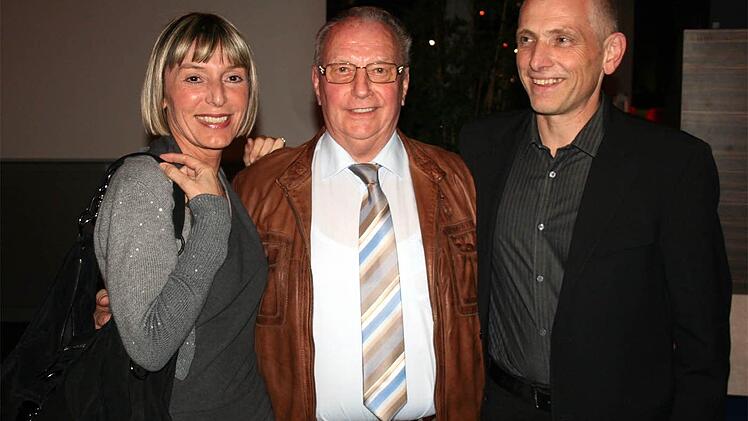 Eintracht beim Sponsorentag der Brose Baskets: Franz Stegner mit Sabine G&uuml;nther und Wolfgang Heyder.  Foto: Bertram Wagner