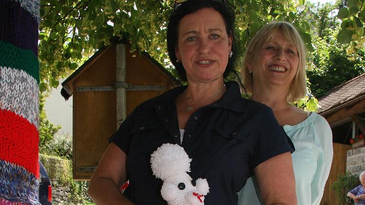 Margit Ludwig und Petra Holhut gehören zum kreativen Strickteam.