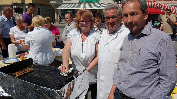 Renate Wolf, die Sprecherin der Bratwurstbrater auf dem Marktplatz, ist von der Erfindung von Joachim Grosch (Mitte) und Lothar Stelzner (rechts) begeistert.  Fotos: Oliver Schmidt