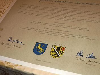 Die Städtepartnerschaft ist amtlich: ein Vertag zwei Unterschriften Fotos: Wolfgang Ortloff