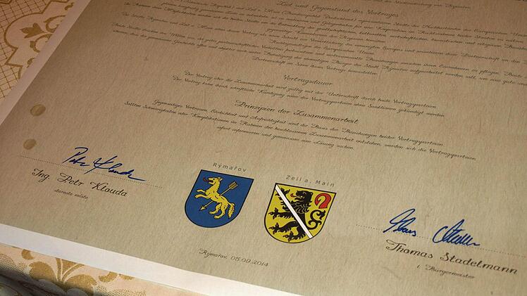 Die Städtepartnerschaft ist amtlich: ein Vertag zwei Unterschriften Fotos: Wolfgang Ortloff