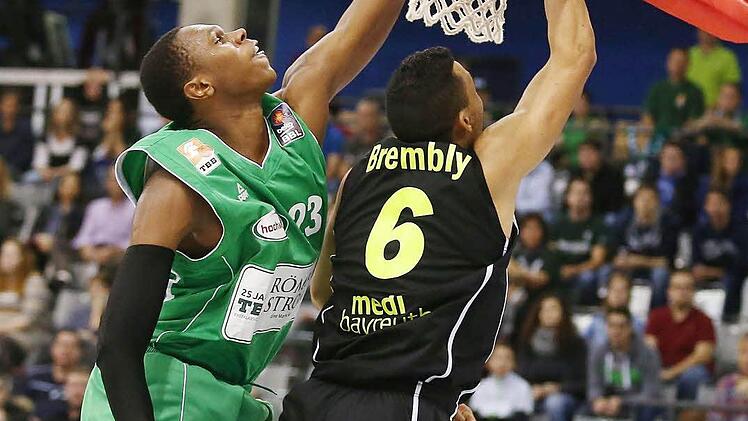 David Brembly (rechts) gegen den Trierer Anthony Canty.