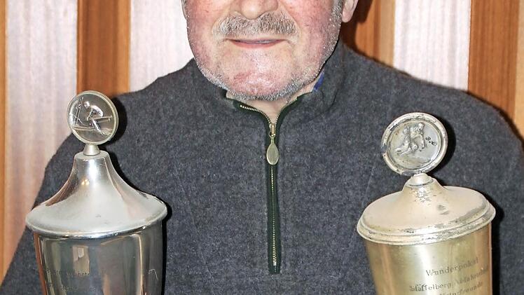 Adam Geuß mit den beiden Pokalen, die ein wenig Patina angesetzt haben. Der 76-Jährige hatte sie in den 1950er Jahren bei Abfahrtsrennen am Staffelberg gewonnen.  Fotos: Matthias Einwag