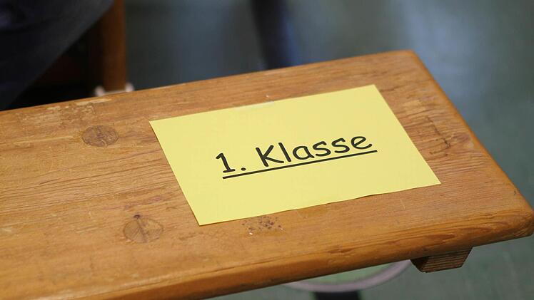 Die Bänke in der Turnhalle waren reserviert für die Neuankömmlinge.