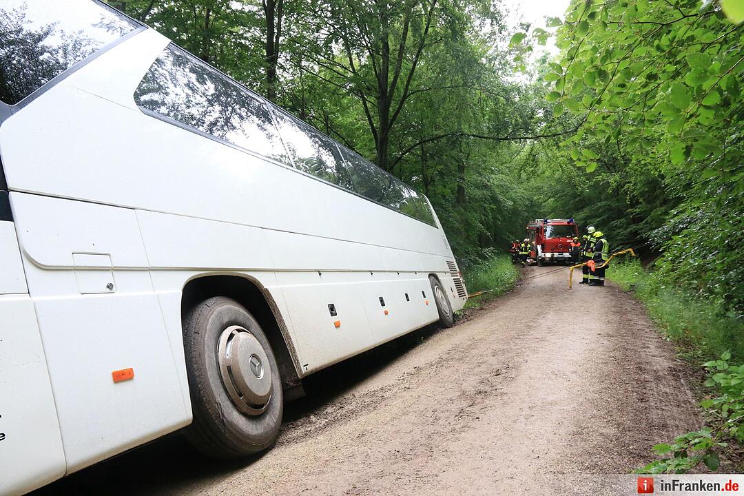 Unfall bei Ebrach: Mit Kindern besetzter Reisebus rutscht in Straßengraben