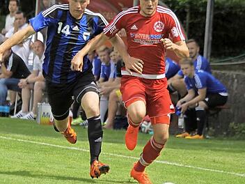 Diesmal in der Startelf: Geburtstagskind Sandro Gumbrecht (l.) verfolgt den besten Röllbacher, Till Link. Am Ende setzte sich die SpVgg hochverdient mit 6:3 durch. Fotos: Uwe Kellner