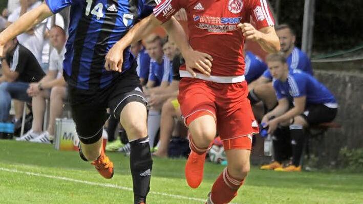 Diesmal in der Startelf: Geburtstagskind Sandro Gumbrecht (l.) verfolgt den besten Röllbacher, Till Link. Am Ende setzte sich die SpVgg hochverdient mit 6:3 durch. Fotos: Uwe Kellner