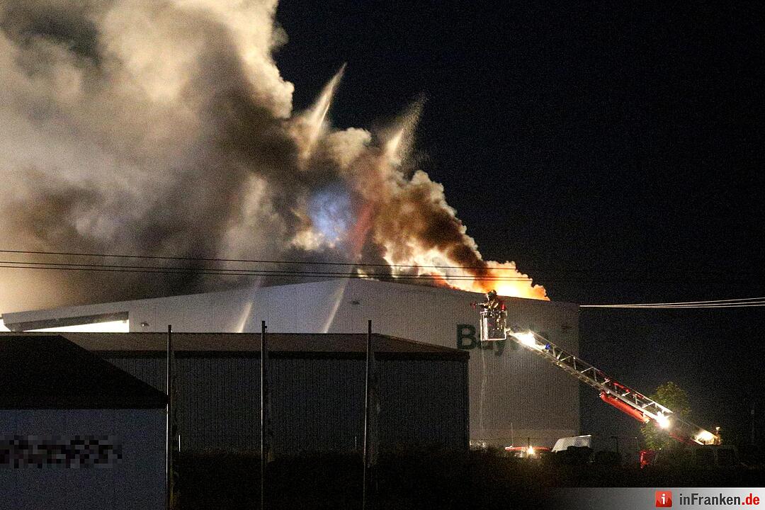 Schonungen: Werkstatthalle steht in Flammen