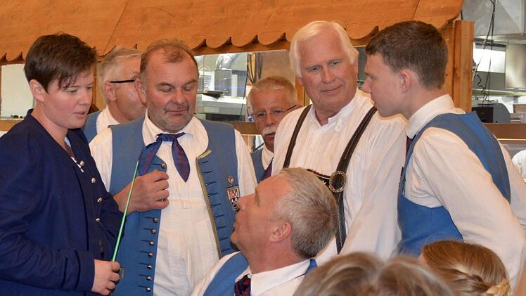 Kurze Beratungspause mit Sepp Folder (2. von rechts). Der Münchner sorgt seit 25 Jahren mit seinen Musikanten für die Unterhaltung im Zelt der Fischer-Vroni. Hier stimmt er sich mit den Burkardrothern ab. Im Bild sind zu sehen: von links Manuela Möller, Konrad Straub, Steffen Willacker und rechts Julian Saam.  Foto: Kathrin Kupka-Hahn