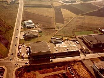 So sah  es im Jahr 1984 im nunmehr zweitgrößten zusammenhängenden Gewerbegebiet Bayerns aus. Unten im Bild ist das Ertl-Zentrum im Entstehen, jenseits der Straße Möbel Hummel  nach seiner ersten Erweiterung. Archivbild: Möbel Hummel