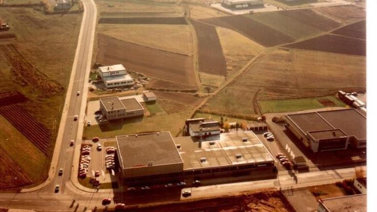So sah  es im Jahr 1984 im nunmehr zweitgrößten zusammenhängenden Gewerbegebiet Bayerns aus. Unten im Bild ist das Ertl-Zentrum im Entstehen, jenseits der Straße Möbel Hummel  nach seiner ersten Erweiterung. Archivbild: Möbel Hummel
