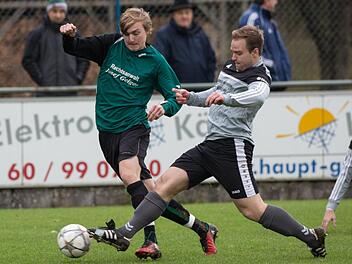TSV Steinberg - SV Friesen II: Felix M&uuml;ller (grau) gr&auml;tscht in den Laufweg von G&auml;stespieler Jannis Bachinger und kann diesen vom Ball trennen. Foto: Heinrich Wei&szlig;