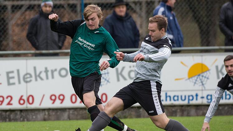 TSV Steinberg - SV Friesen II: Felix M&uuml;ller (grau) gr&auml;tscht in den Laufweg von G&auml;stespieler Jannis Bachinger und kann diesen vom Ball trennen. Foto: Heinrich Wei&szlig;