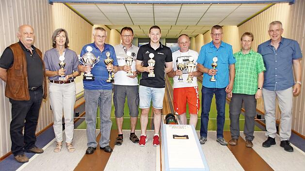 Die bei der Stadtmeisterschaft im Kegeln erfolgreichsten Erwachsenen mit Zweitem B&uuml;rgermeister Hans-Georg H&auml;fner (links) sowie (von rechts) Wolfgang Stolz und Markus Scheuring von der SG Eltmann