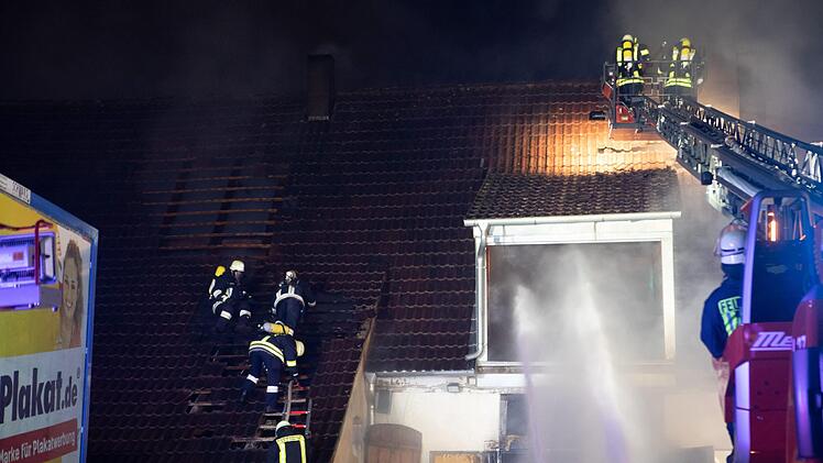 Bei einem Feuer am Montagabend waren hunderte Feuerwehrmänner im Einsatz. Foto NEWS5/Goppelt