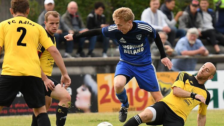 Fabio Cannone trennt geschickt mit einer Grätsche seinen ehemaligen Mönchrödener Mitspieler Daniel Puff (blaues Trikot) vom Ball.Gunther Czepera
