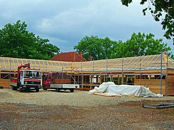 Zügig gehen die Arbeiten an der Loggia und an der Gestaltung des Hölleinplatzes voran. Zurzeit sind die Dachdecker am Werk. Foto: Werner Knoth