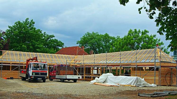 Zügig gehen die Arbeiten an der Loggia und an der Gestaltung des Hölleinplatzes voran. Zurzeit sind die Dachdecker am Werk. Foto: Werner Knoth