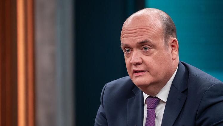 Journalist Robin Alexander sieht die politische Zukunft von Friedrich Merz akut gef&auml;hrdet.