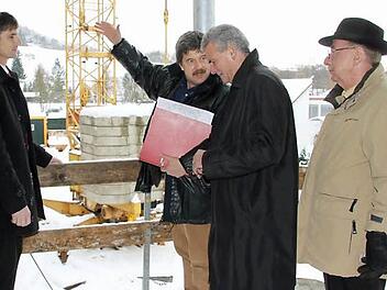 Sie sind sich einig: In den BRK-Seniorenhäusern werden sich die Gäste wohl fühlen. Im Bild (von links): BRK-Kreisgeschäftsführer Roland Beierwaltes, Architekt Jörg Detsch, BRK-Kreisvorsitzender Oswald Marr und BRK-Schatzmeister Herbert Gögelein. Foto: Veronika Schadeck