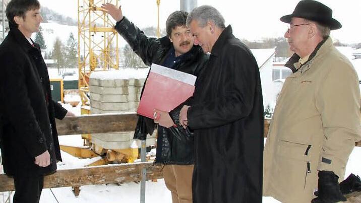 Sie sind sich einig: In den BRK-Seniorenhäusern werden sich die Gäste wohl fühlen. Im Bild (von links): BRK-Kreisgeschäftsführer Roland Beierwaltes, Architekt Jörg Detsch, BRK-Kreisvorsitzender Oswald Marr und BRK-Schatzmeister Herbert Gögelein. Foto: Veronika Schadeck