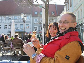 Lassen sich das erste Eis des Jahres schmecken: Ulrike und Peter Kiefer machen Mittag am Marktplatz in der Sonne. Fotos: Sebastian Martin
