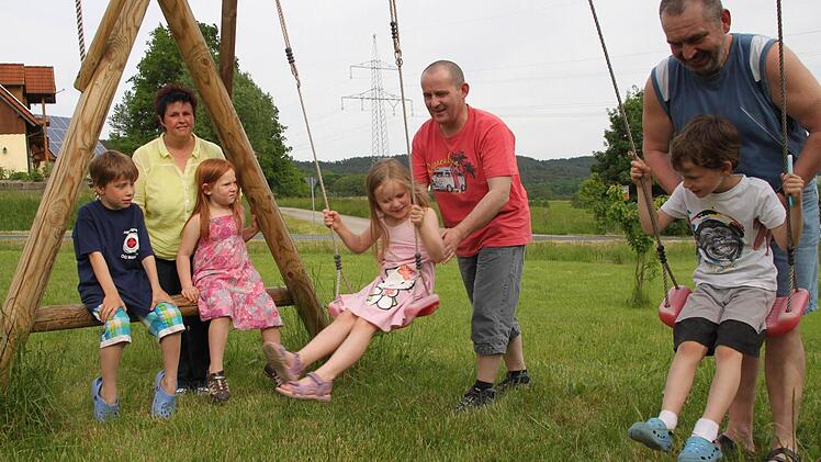 Dass Reiner Schwarz (Fünfter von links) unbeschwert mit seiner Tochter Anna in Schimmendorf im Garten spielen kann, ist nicht selbstverständlich. Durch eine Stammzellenspende seines Bruders Horst (rechts) bekam er ein zweites Leben geschenkt. Weiter im Bild - von links: Neffe Dominik Schwarz, Ehefrau Tanja, Nichte Julia Pistor und Neffe Felix Schwarz.