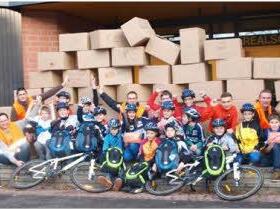 80 Päckchen und Pakete wurden für Bikepool-Schulen von den Schülern gepackt.  Foto: Realschule