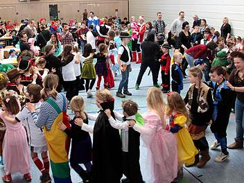 Mit einer Polonaise kam gleich die richtige Stimmung auf. Foto: Johanna Blum