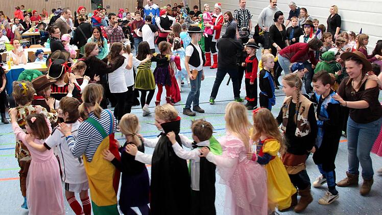 Mit einer Polonaise kam gleich die richtige Stimmung auf. Foto: Johanna Blum