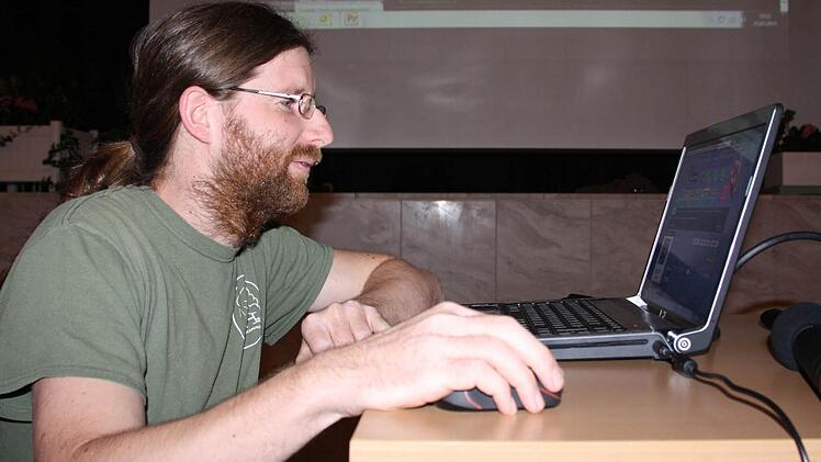 Christian Fenn beim Bestellen. Foto: Ralf Ruppert