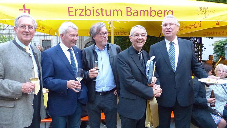 Erzbischof Schick gesellte sich zu Ehrengästen: v.l. Bürgermeister i.R. Andreas Schlund, Landrat Johann Kalb, Stadtrat Gerhard Seitz und Innenminister Joachim Herrmann. Foto: Bärbel Meister