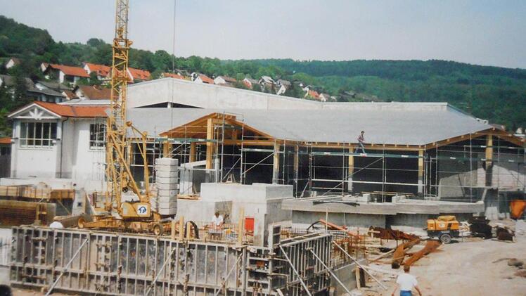 Umbau Mitte der 1990er: Aus dem Schwimmbad wird ein Freizeitbad. Foto: Therme Sinnflut