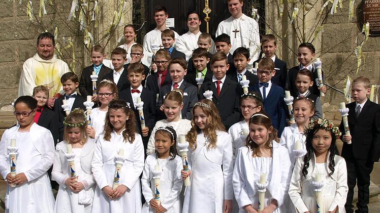Zeil &mdash; Pfarrer Michael Erhart (links) spendete in der Stadtfarrkirche St. Michael 19 Buben und elf M&auml;dchen, darunter auch einem Buben aus der Pfarrei Krum und zwei Buben aus W&uuml;rzburg, zum ersten Mal die Heilige Kommunion.  Foto: Wolfgang Ortloff