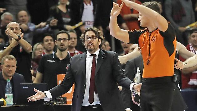 Trainer Andrea Trinchieri, Fabien Causeur und Vladimir Veremeenko (v. l.) verstehen die Welt nicht mehr, warum die Unparteiischen beispielsweise beim krachenden Dunking von Daniel Theis nicht auf Foul des Madrider Abwehrspielers entschieden. Foto: Daniel L&ouml;b