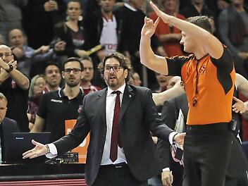 Trainer Andrea Trinchieri, Fabien Causeur und Vladimir Veremeenko (v. l.) verstehen die Welt nicht mehr, warum die Unparteiischen beispielsweise beim krachenden Dunking von Daniel Theis nicht auf Foul des Madrider Abwehrspielers entschieden. Foto: Daniel Löb