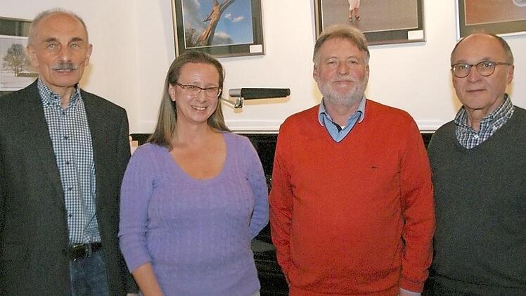 Das wiedergew&auml;hlte Vorstandsteam mit (von links) Vorsitzendem Hermann Hacker, Schriftf&uuml;hrerin Adelheid Waschka, Zweitem Vorsitzendem Joachim Lieb und Kassier J&uuml;rgen Schedel.